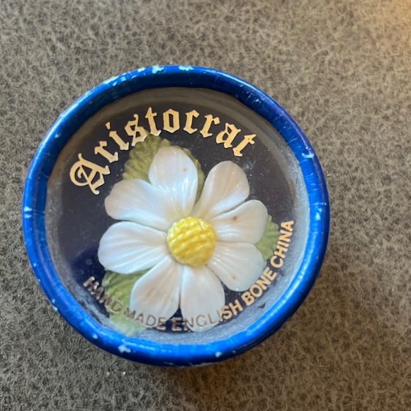 Aristocrat Flower Broch - Handmade English Bone China - Picture 1 of 2